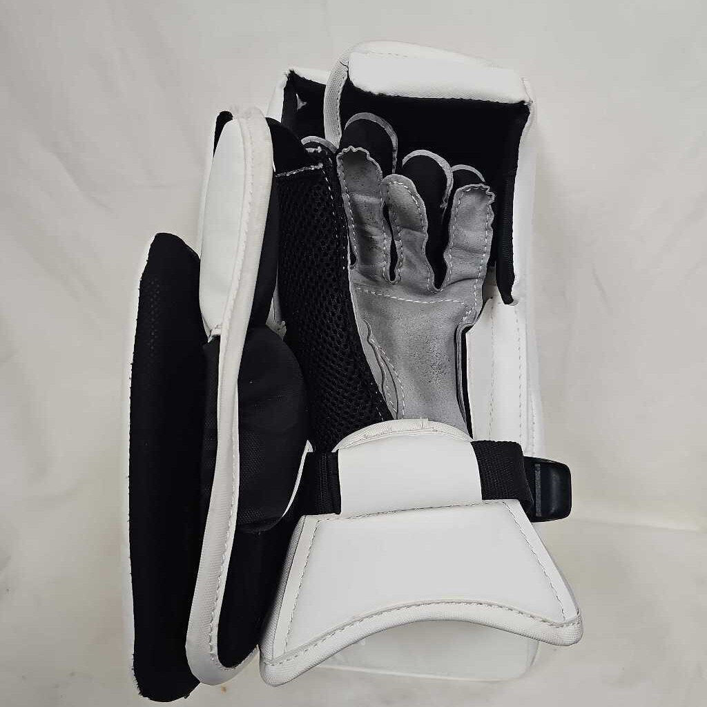 CCM AXIS 2.5 Full Right Blocker, Size Junior
