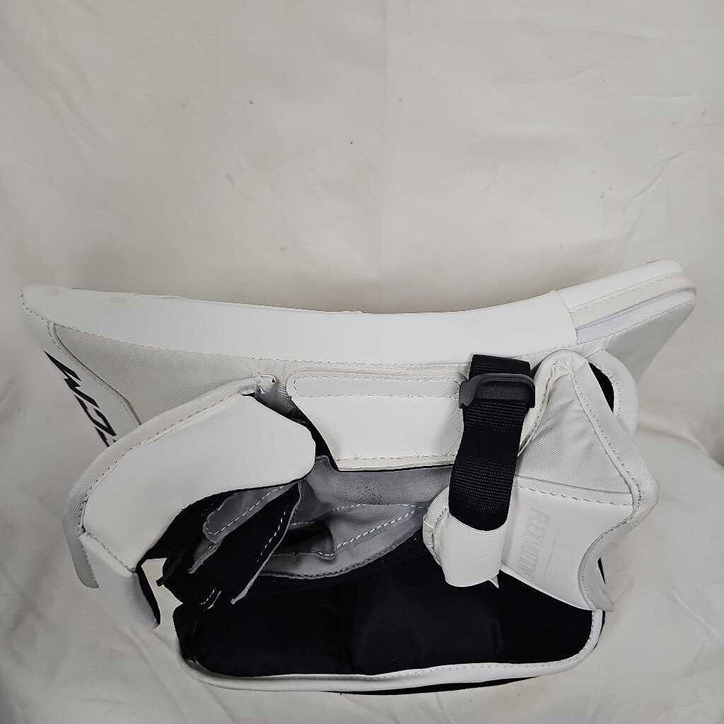 CCM AXIS 2.5 Full Right Blocker, Size Junior