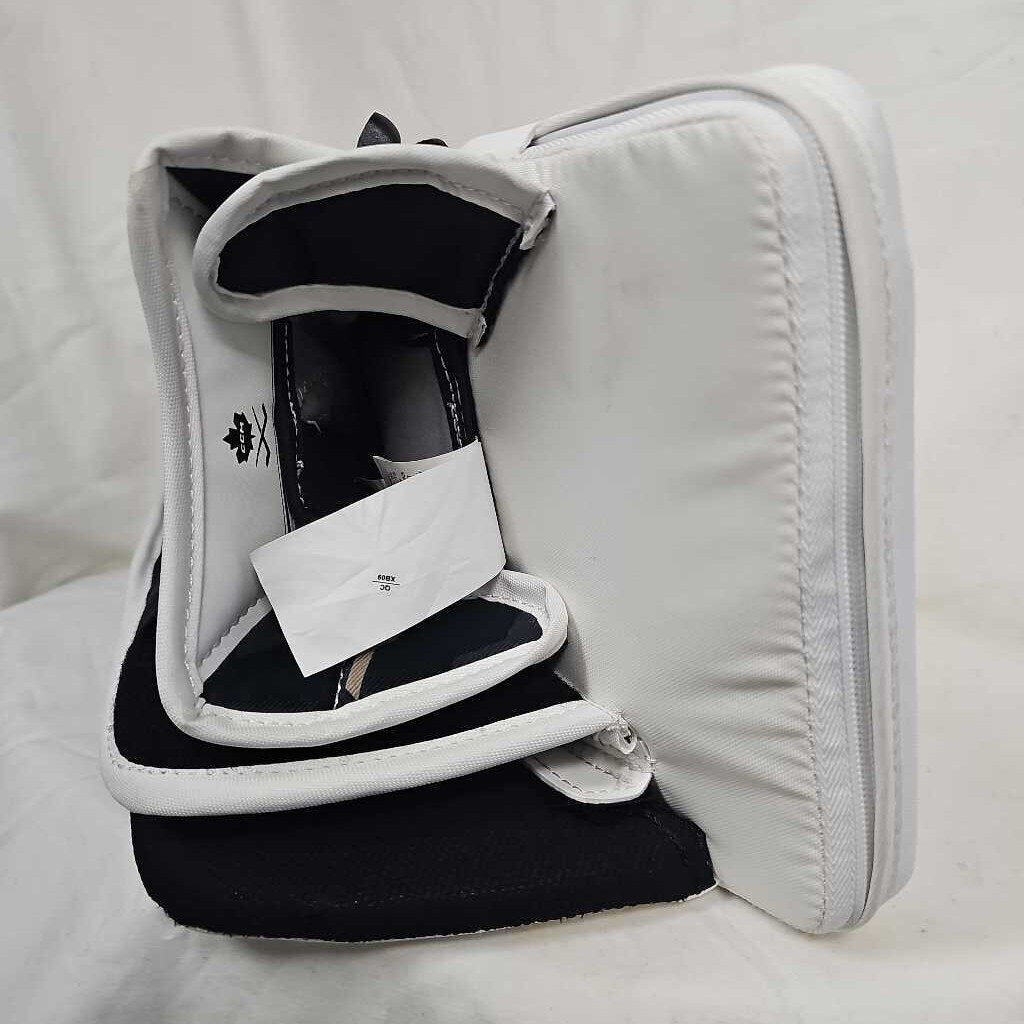 CCM AXIS 2.5 Full Right Blocker, Size Junior