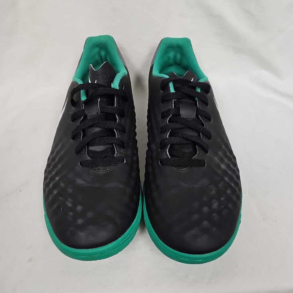 Nike MagistaX Indoor Soccer Shoe, Size 6