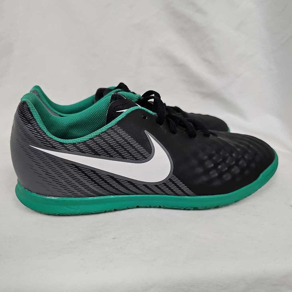 Nike MagistaX Indoor Soccer Shoe, Size 6