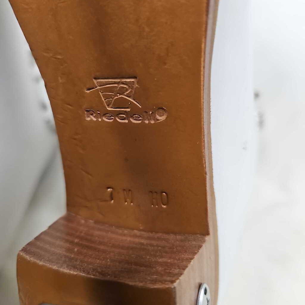 Riedell Stride 223 Figure Skates with Capri Blades, Size 7