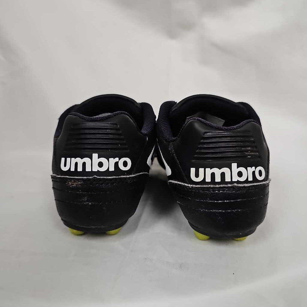 Umbro Classic Youth Soccer Cleats, Size Y11
