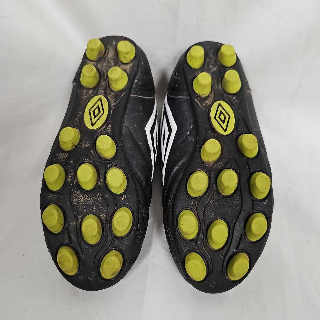 Umbro Classic Youth Soccer Cleats, Size Y11