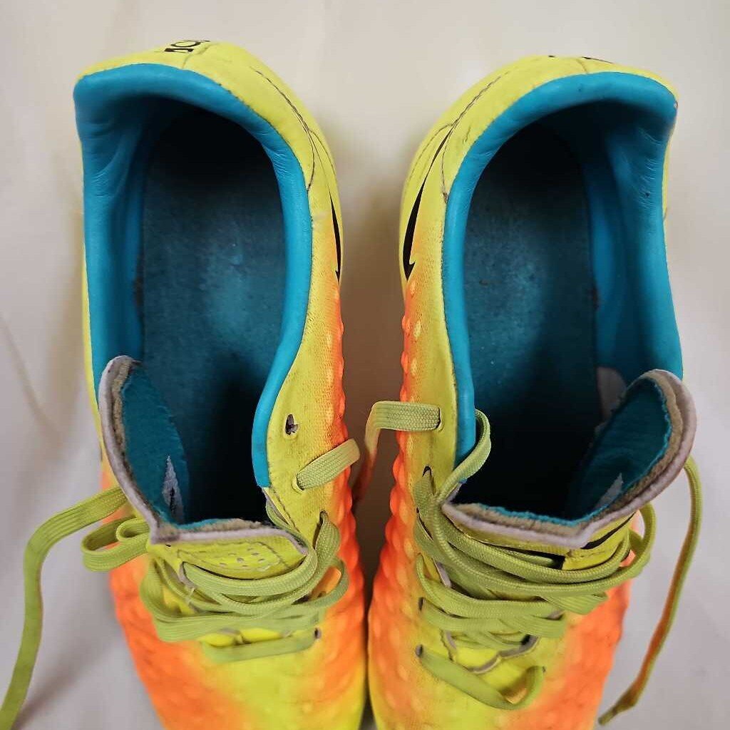 Nike Magista Soccer Cleats, Size 5.5