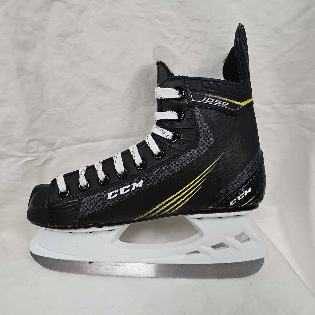 CCM Tacks 1052 Junior Hockey Skates, Size 5