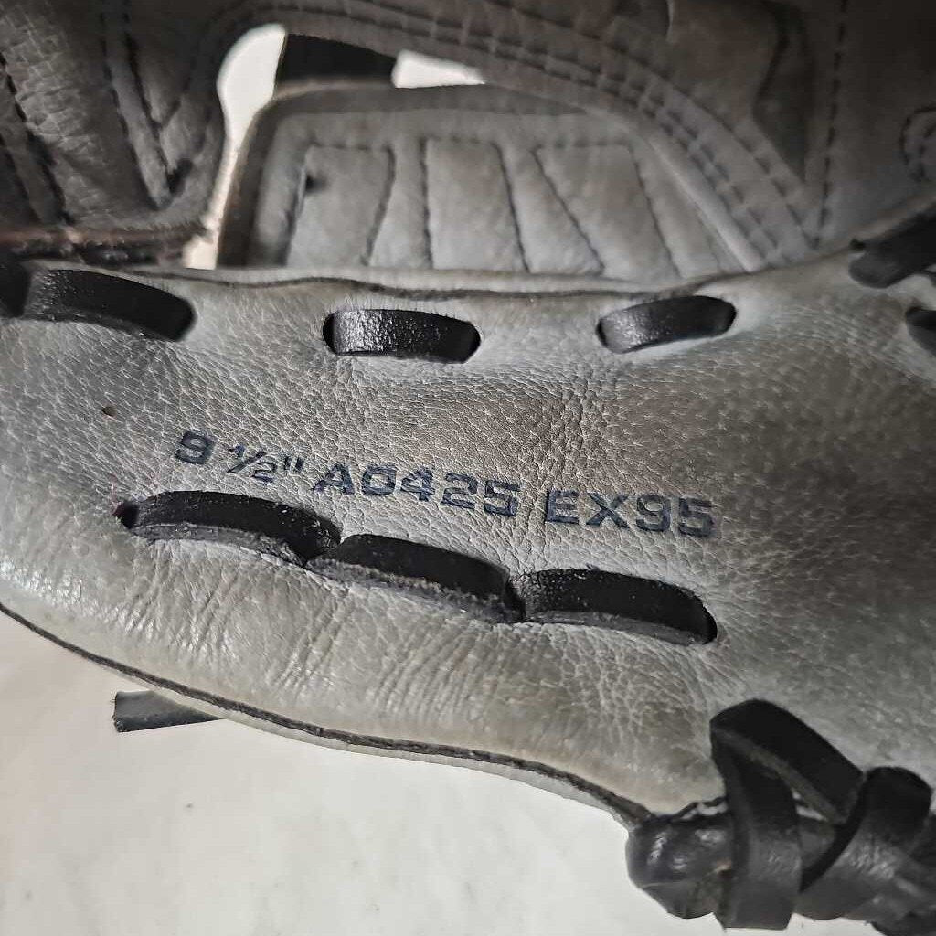 Wilson EZ Catch A425 T-Ball Glove, 9.5"