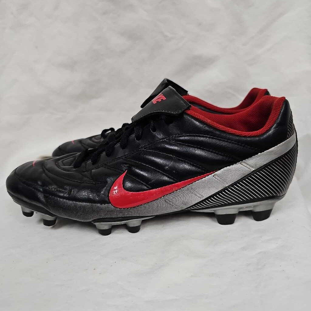 Nike Soccer Cleats with the Fold Over Tongue, Men's Size 10.5