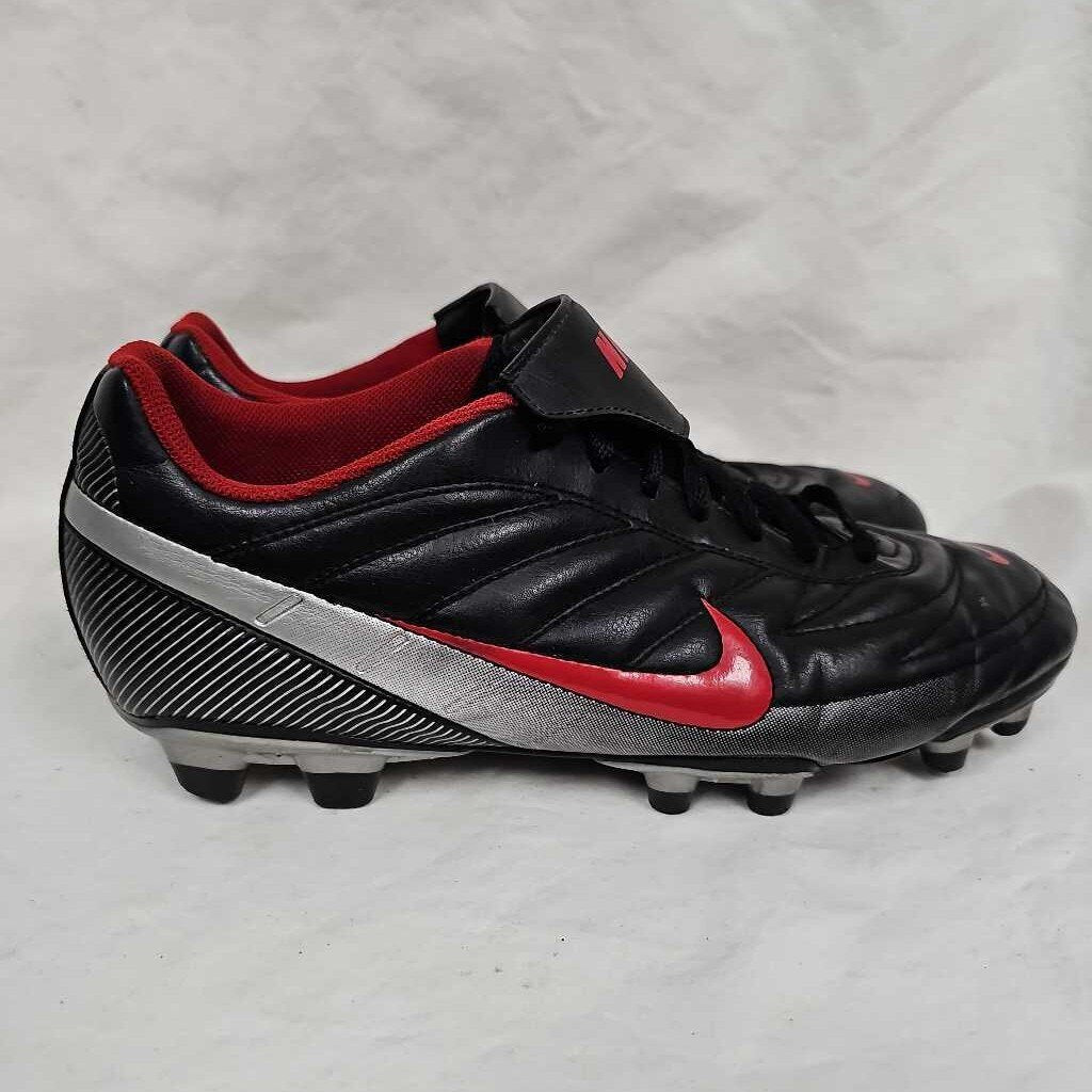 Nike Soccer Cleats with the Fold Over Tongue, Men's Size 10.5