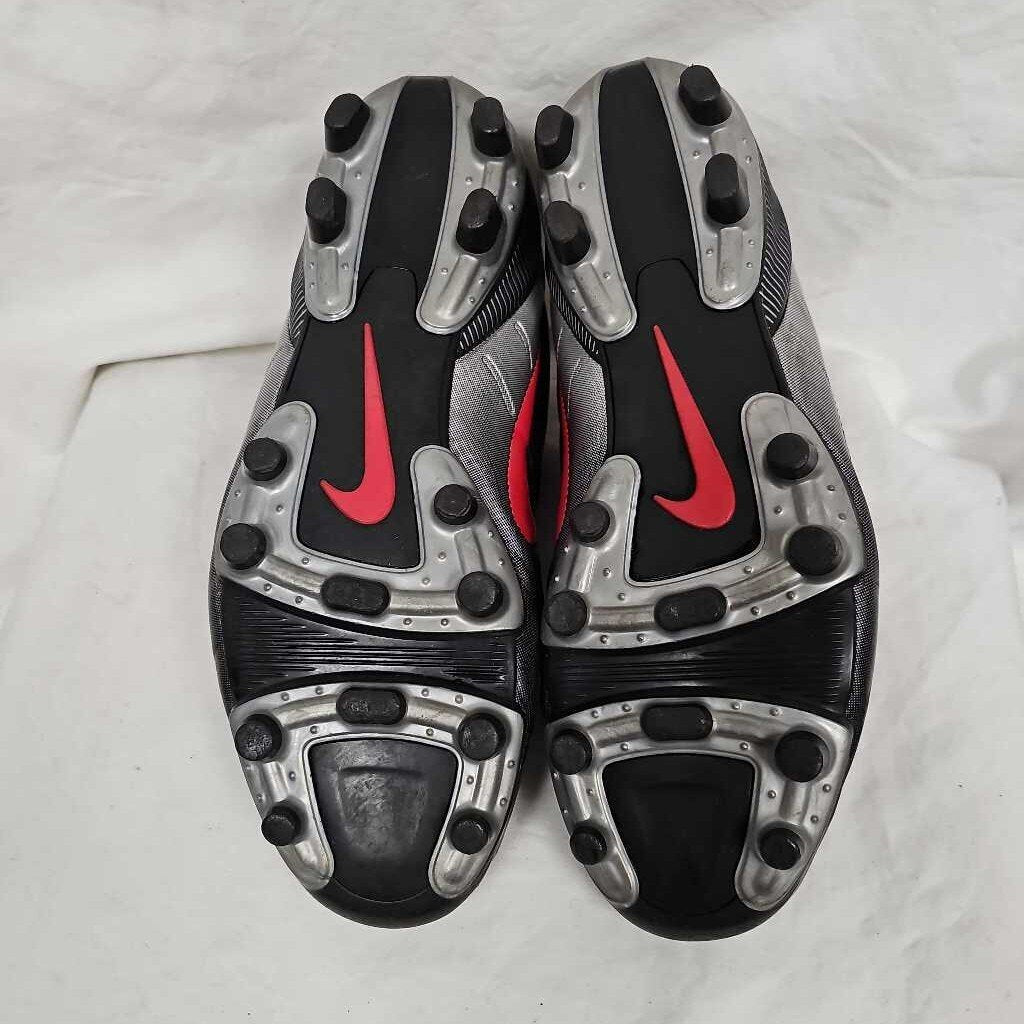 Nike Soccer Cleats with the Fold Over Tongue, Men's Size 10.5