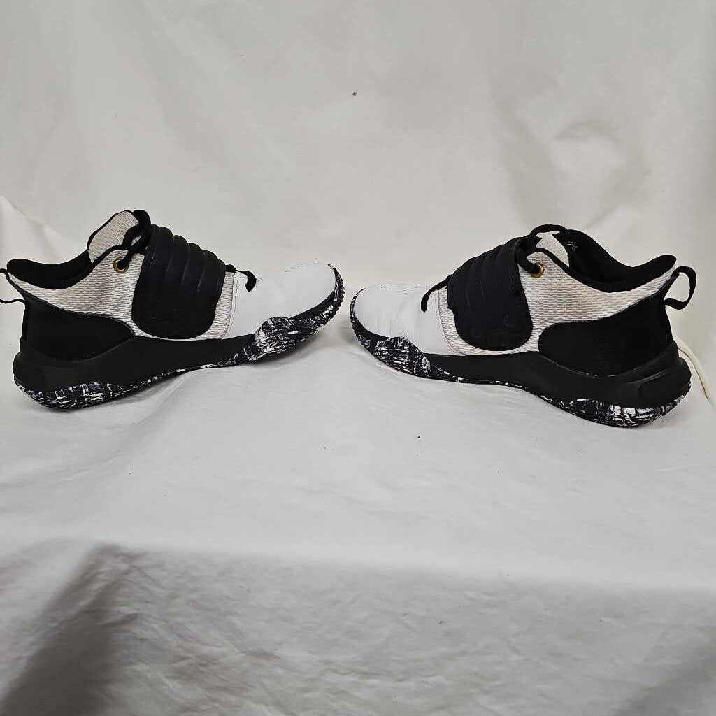Under Armour Zone Kid's Basketball Shoes, Size 2