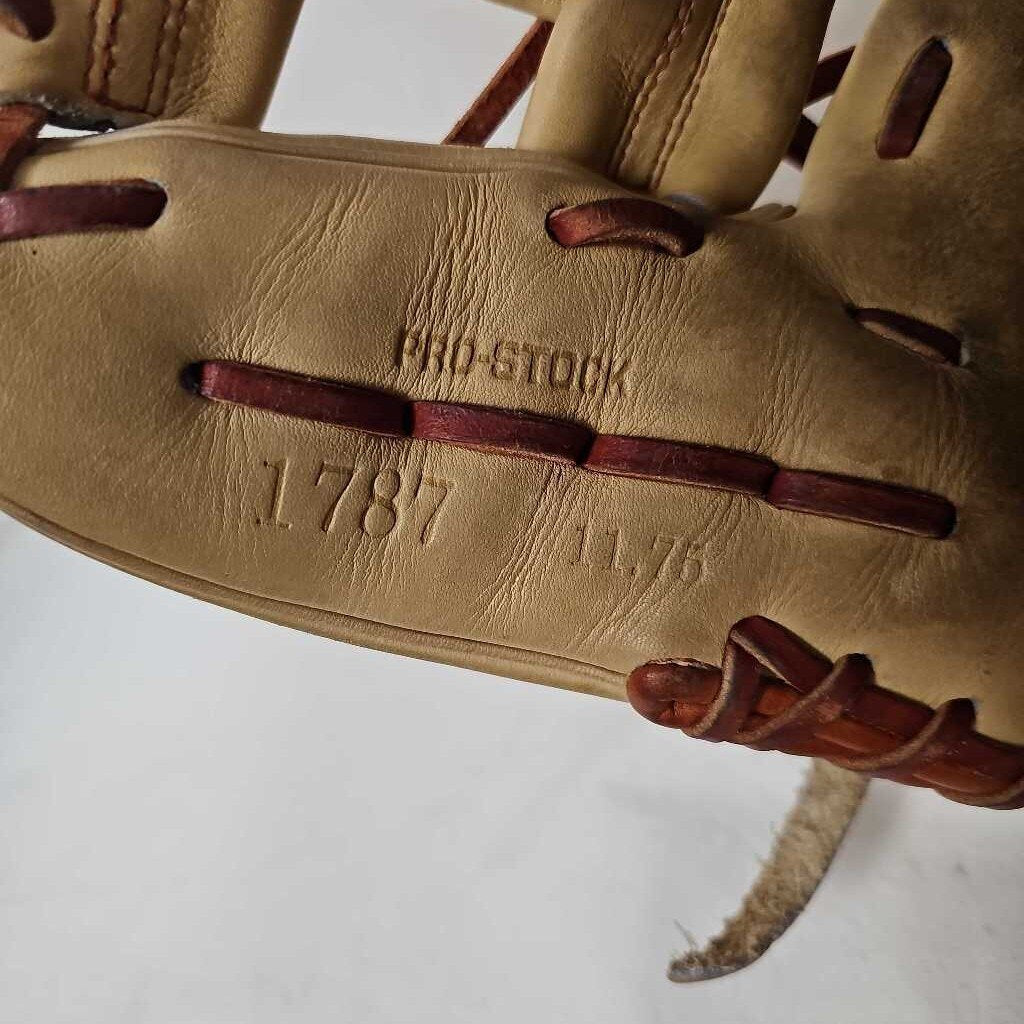Wilson A2000 Baseball Glove, 11.75" RHT