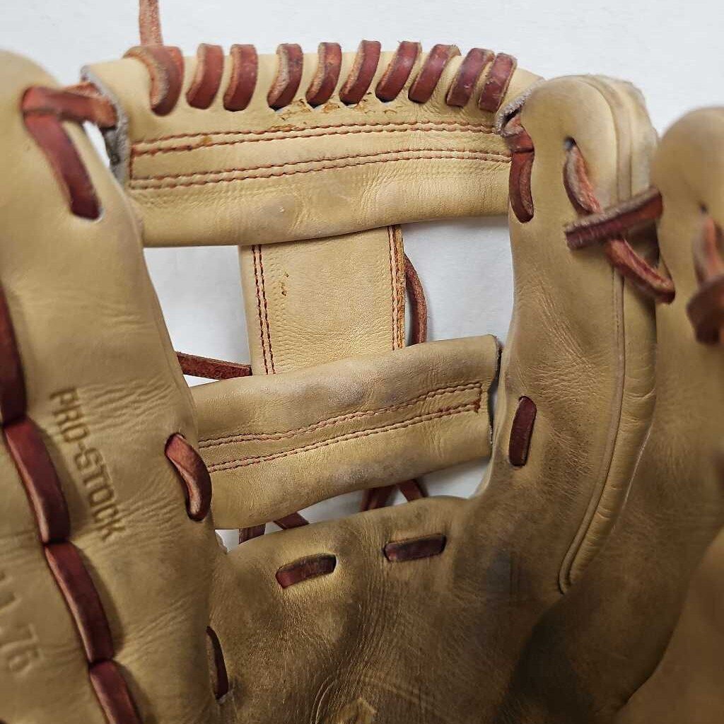 Wilson A2000 Baseball Glove, 11.75" RHT