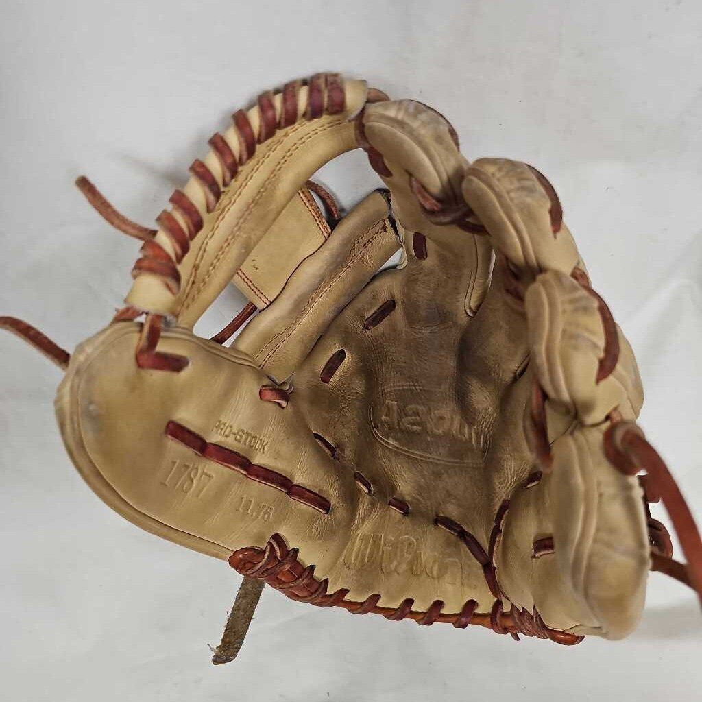Wilson A2000 Baseball Glove, 11.75" RHT