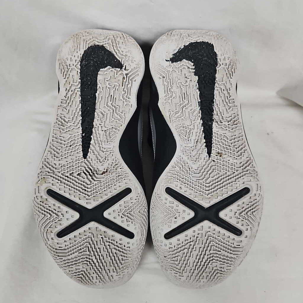 Nike Hustle DX-SU21 Kids Basketball Shoes, Size 3.5