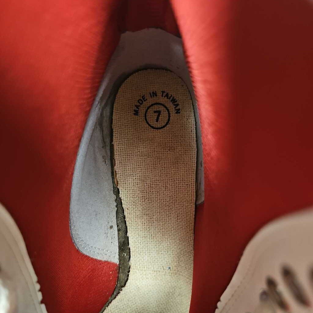 Traditional Women's Figure Skates, Size 7