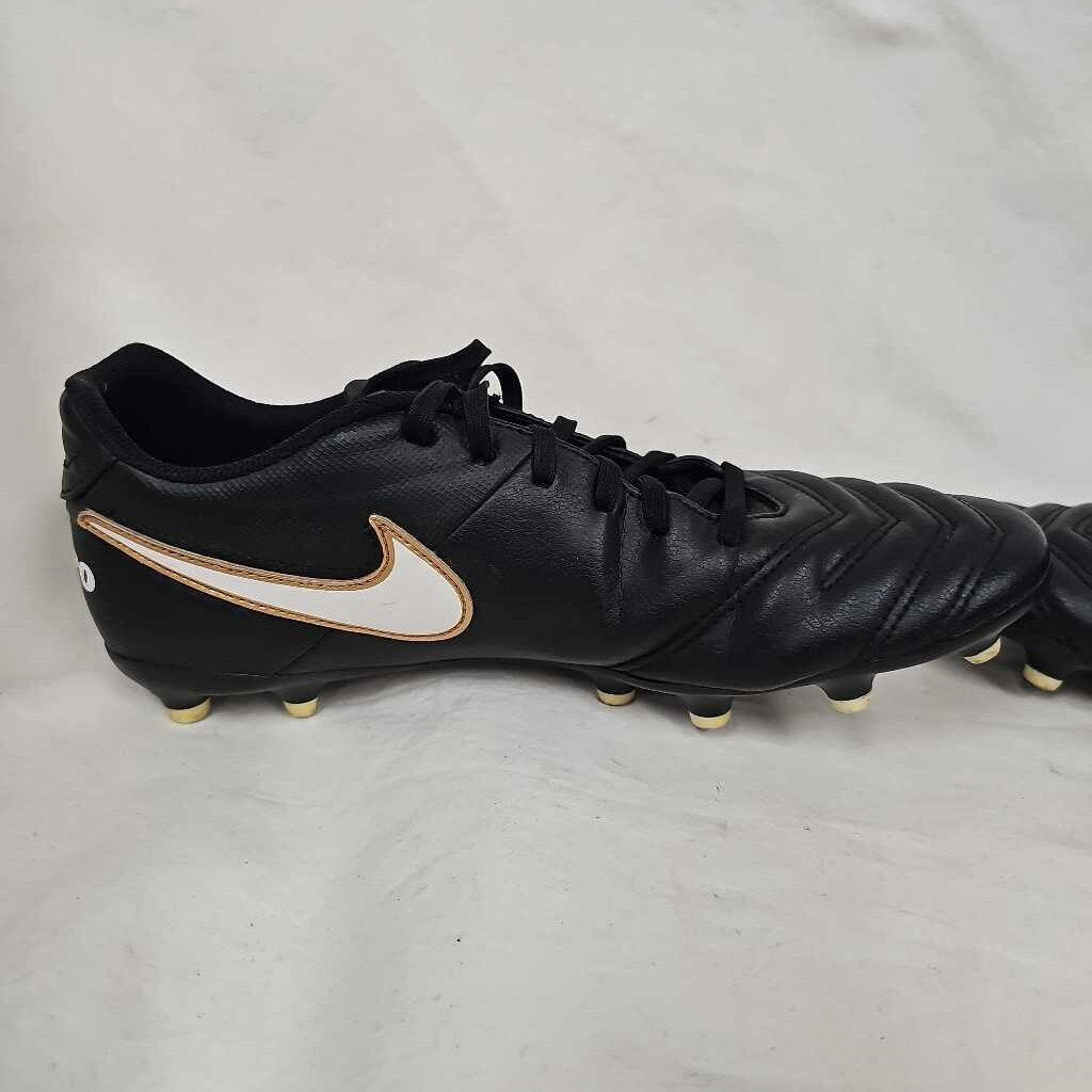 Nike Tiempo Soccer Cleats, Size 9