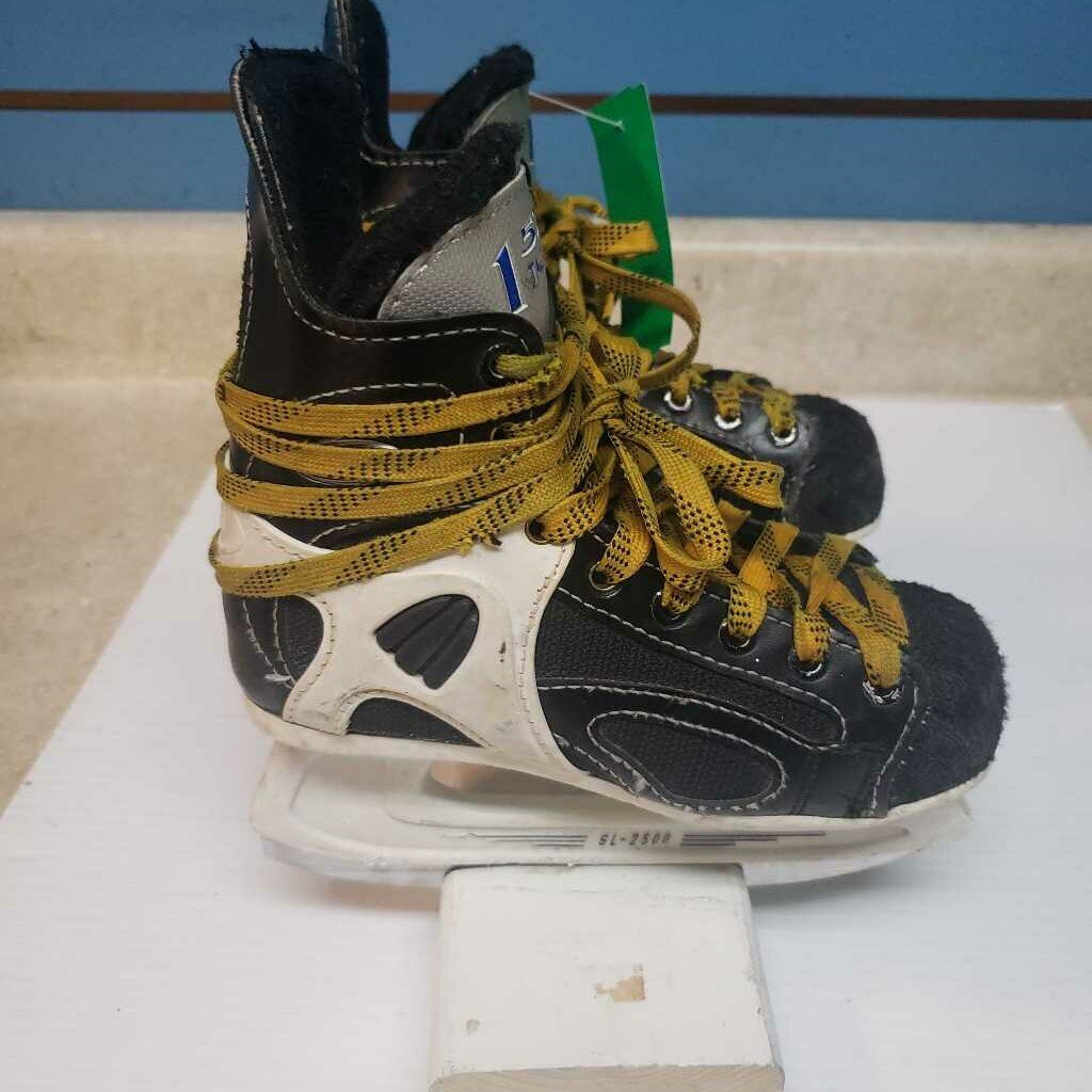 CCM Tacks 152 Hockey Skates, Y11.5