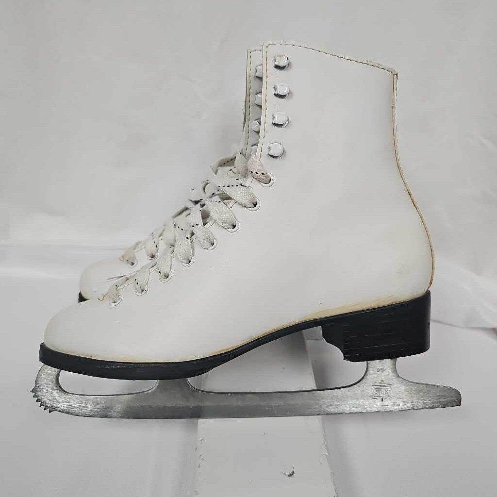 Womans Traditional Figure Skates, Size 7