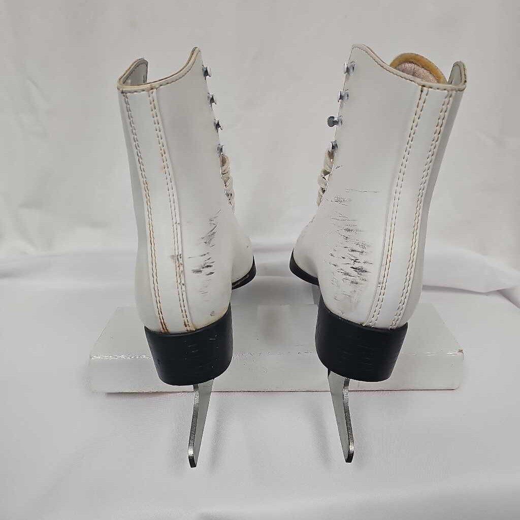 Womans Traditional Figure Skates, Size 7