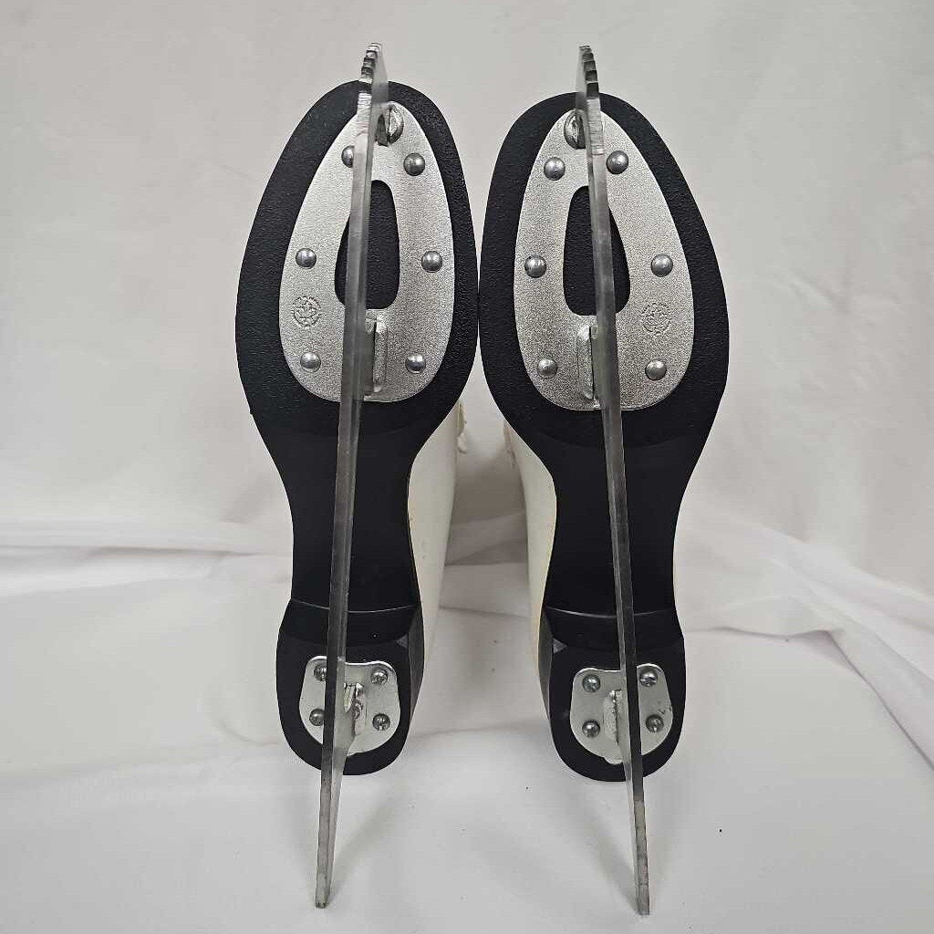 Womans Traditional Figure Skates, Size 7