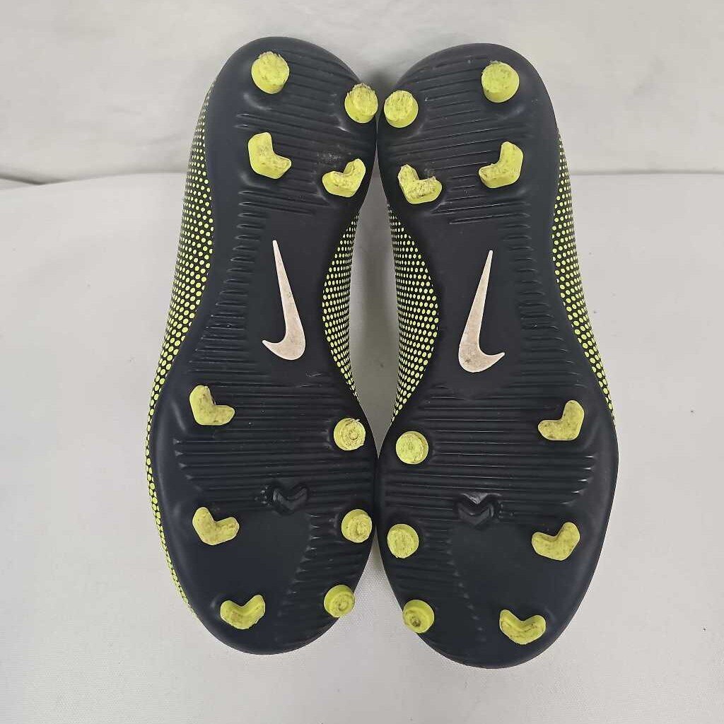 Nike Bravata 2 Soccer Cleats, SIze Y13