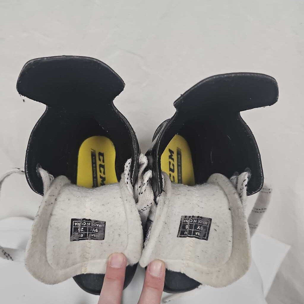 CCM Tacks 9040 Youth Hockey Skates, Size Y9