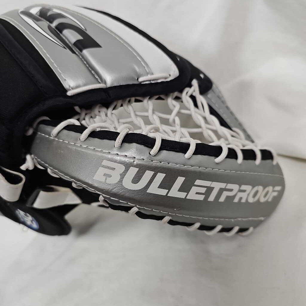 DR Bulletproof 5.2 Junior Goalie Catch Glove - Regular Hand