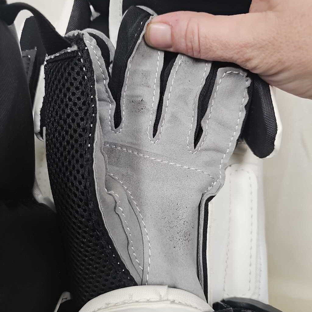 CCM AXIS 2.5 Full Right Blocker, Size Junior