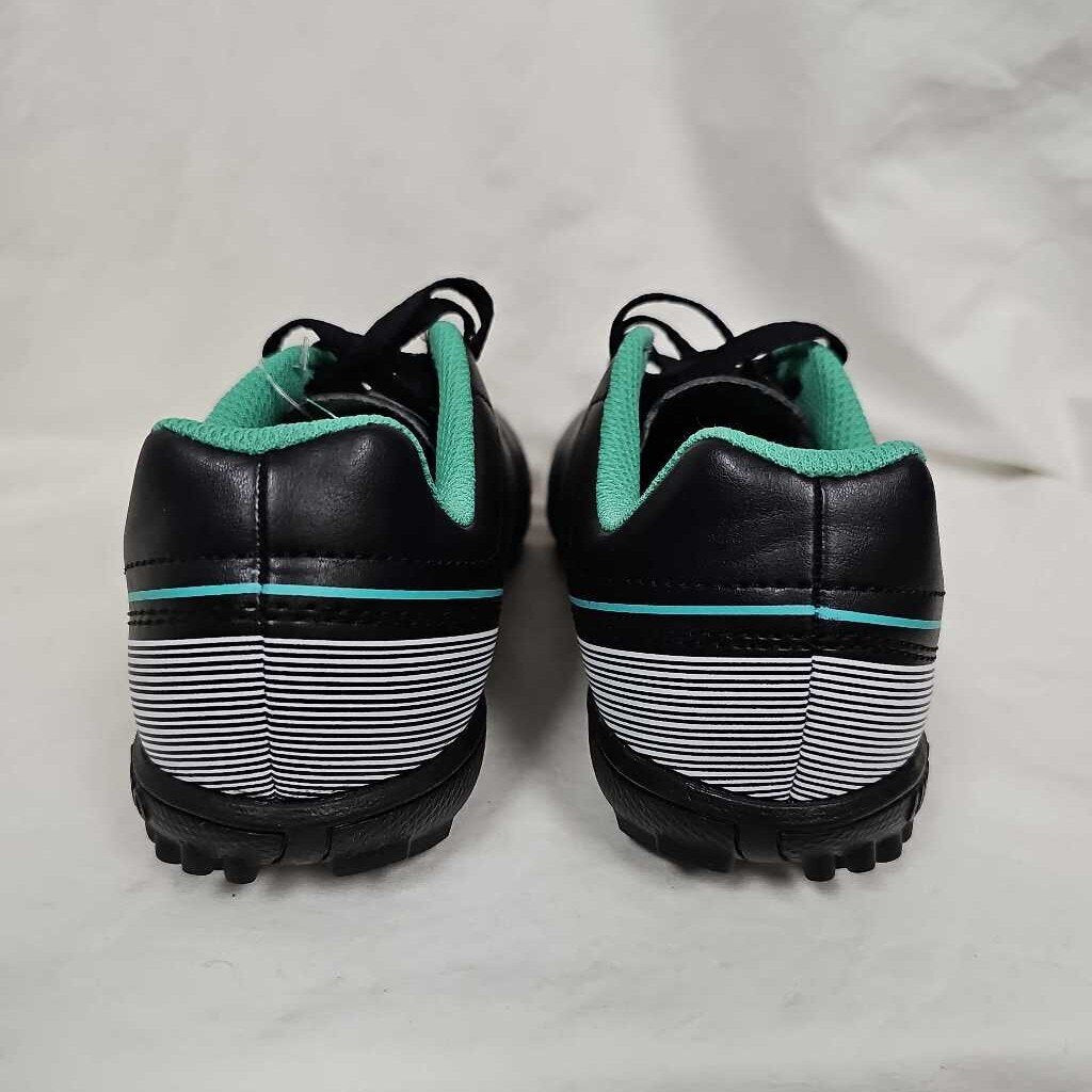 Umbro Classico VII Turf Shoes, Size Women's 7