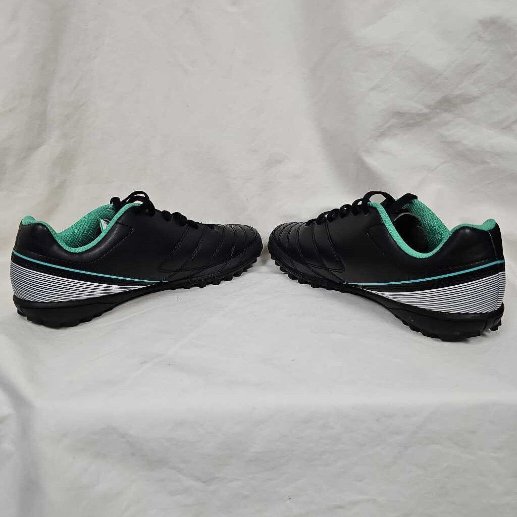 Umbro Classico VII Turf Shoes, Size Women's 7