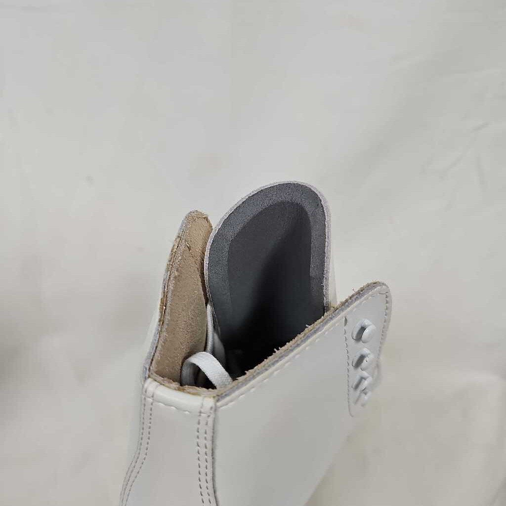 Jackson Competitor figure skates with Club 2000 MK Sheffield Steel blades, Size 2.5 B