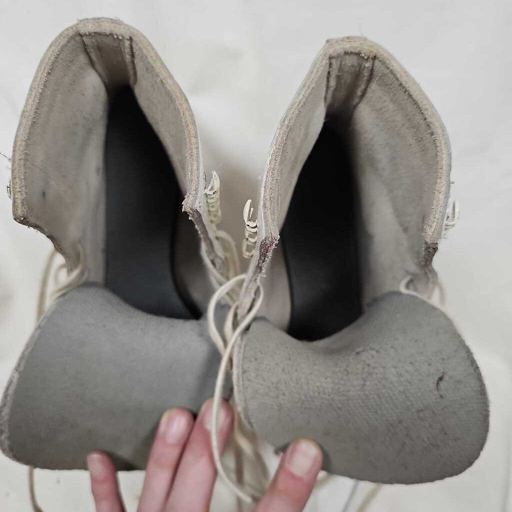Riedell Ladie's Figure Skate, Size 5.5 A