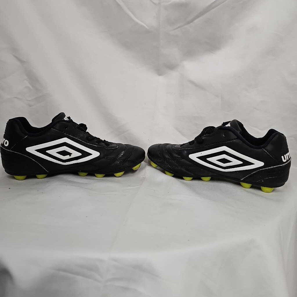 Umbro Classic Youth Soccer Cleats, Size Y11