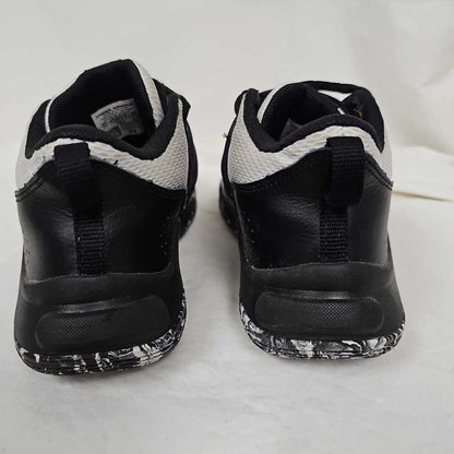 Under Armour Zone Kid's Basketball Shoes, Size 2