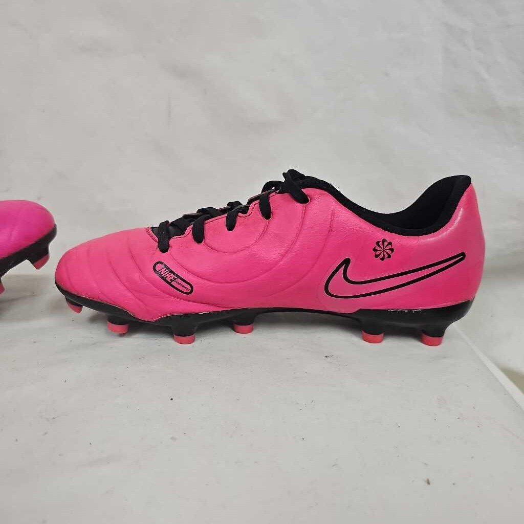 Nike Tiempo Soccer Cleats, Size 4