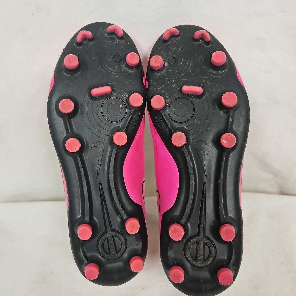 Nike Tiempo Soccer Cleats, Size 4