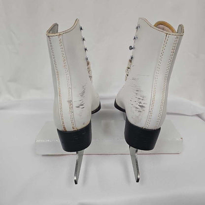 Womans Traditional Figure Skates, Size 7