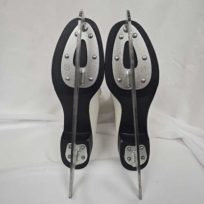 Womans Traditional Figure Skates, Size 7