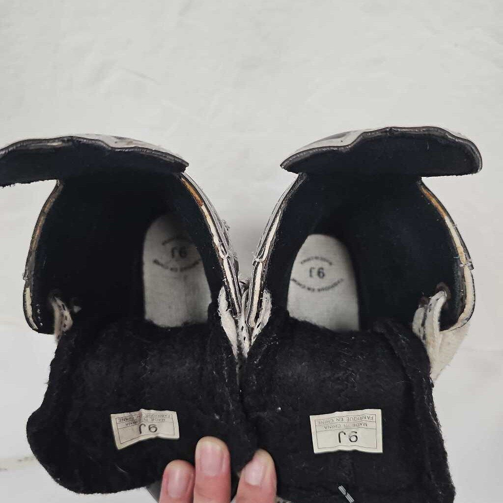 CCM 02 Youth Hockey Skates, Size Y9