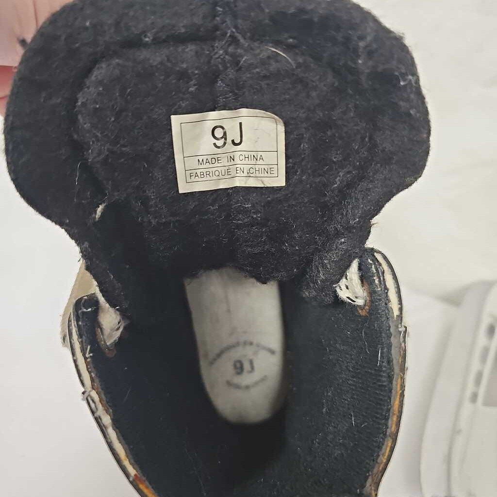 CCM 02 Youth Hockey Skates, Size Y9