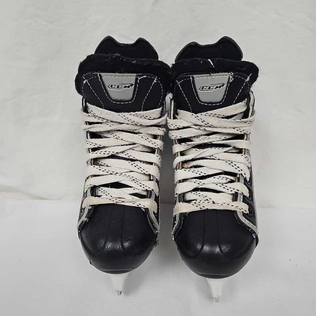 CCM 02 Youth Hockey Skates, Size Y9