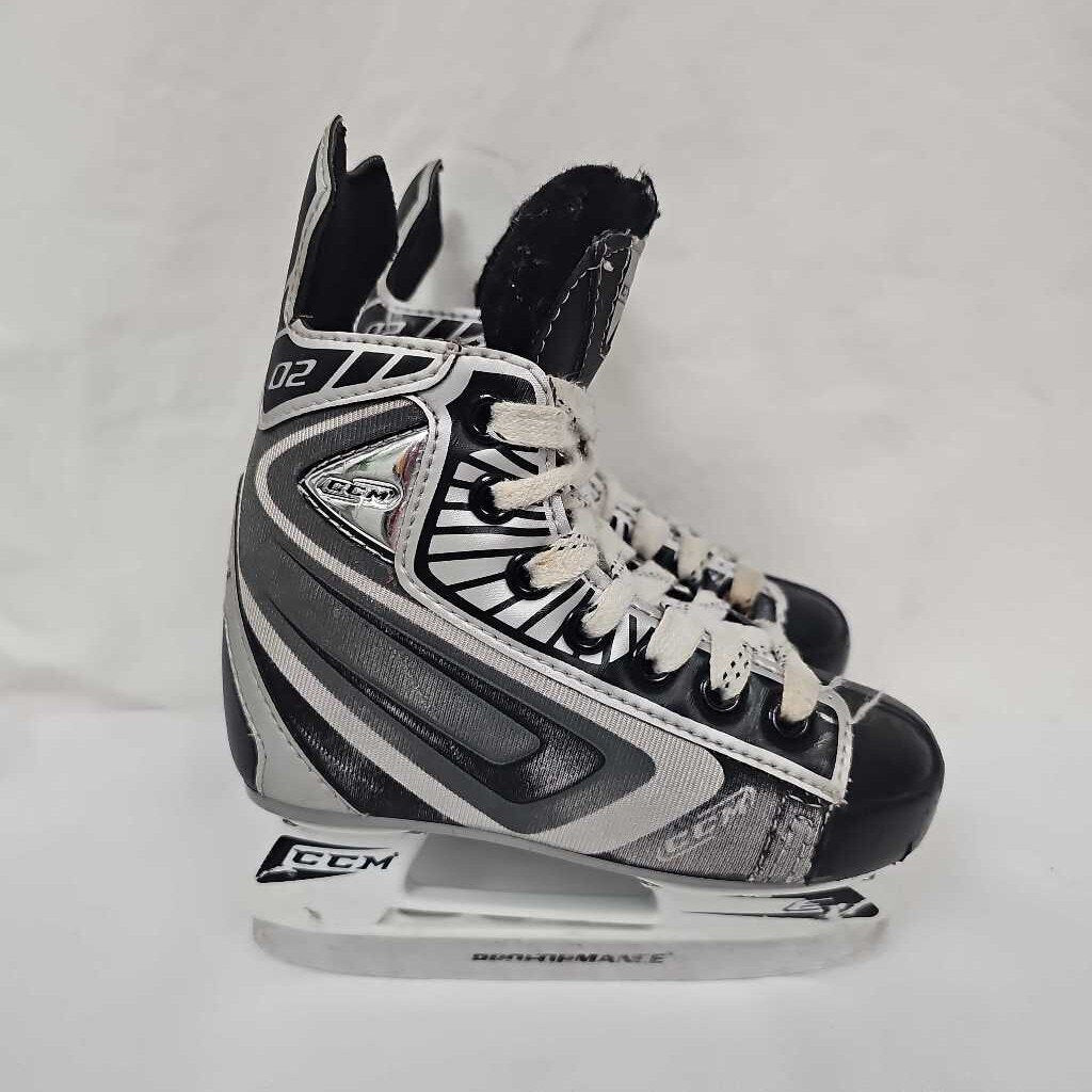 CCM 02 Youth Hockey Skates, Size Y9