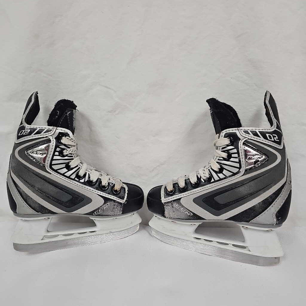 CCM 02 Youth Hockey Skates, Size Y9