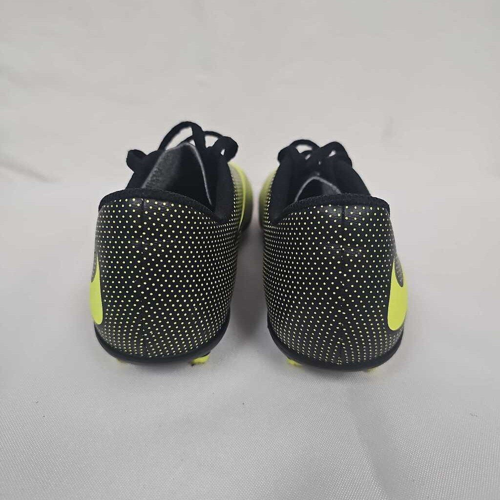 Nike Bravata 2 Soccer Cleats, SIze Y13