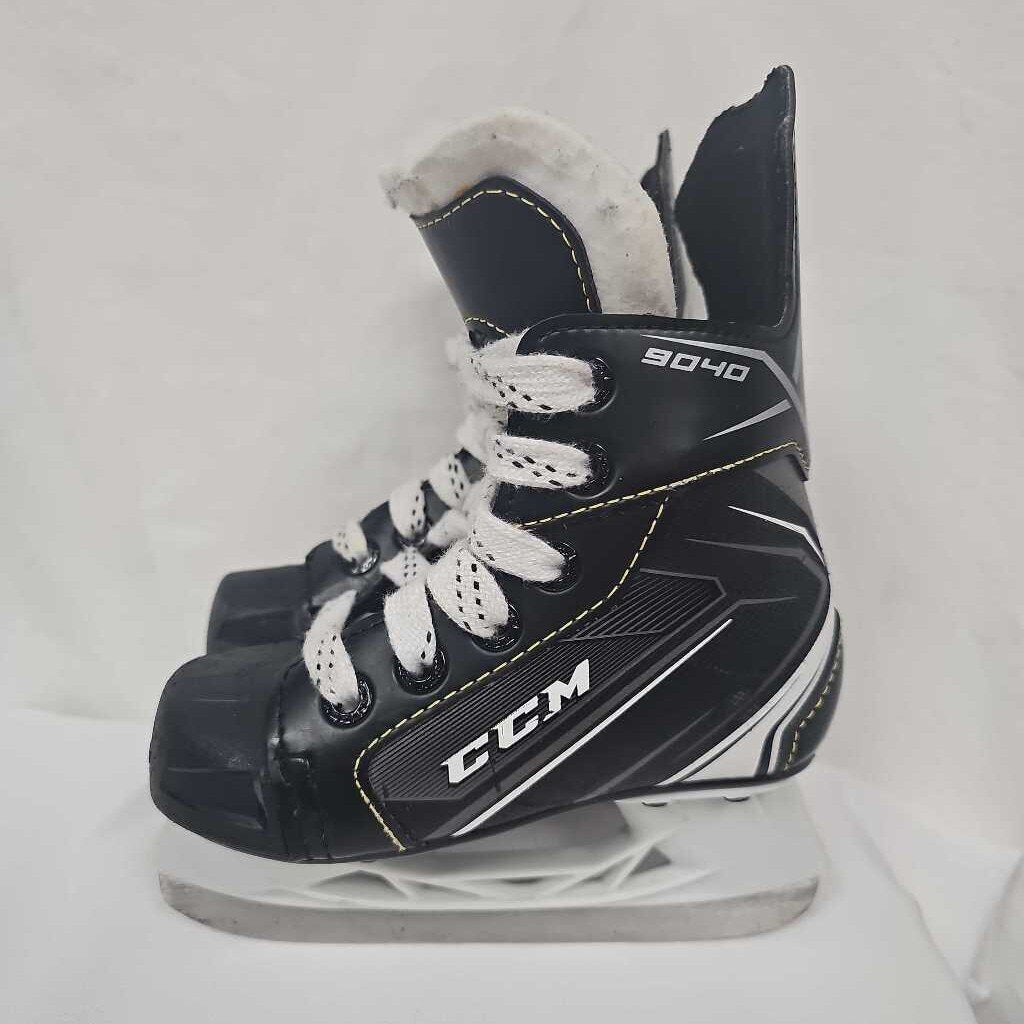 CCM Tacks 9040 Youth Hockey Skates, Size Y9