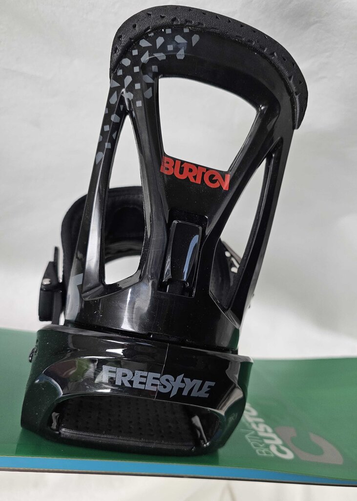 '13 Burton Custom Smalls 30 Snowboard w/ '12 Burton Freestyle One-Up Bindings | 130cm | Flying V | True-Twin