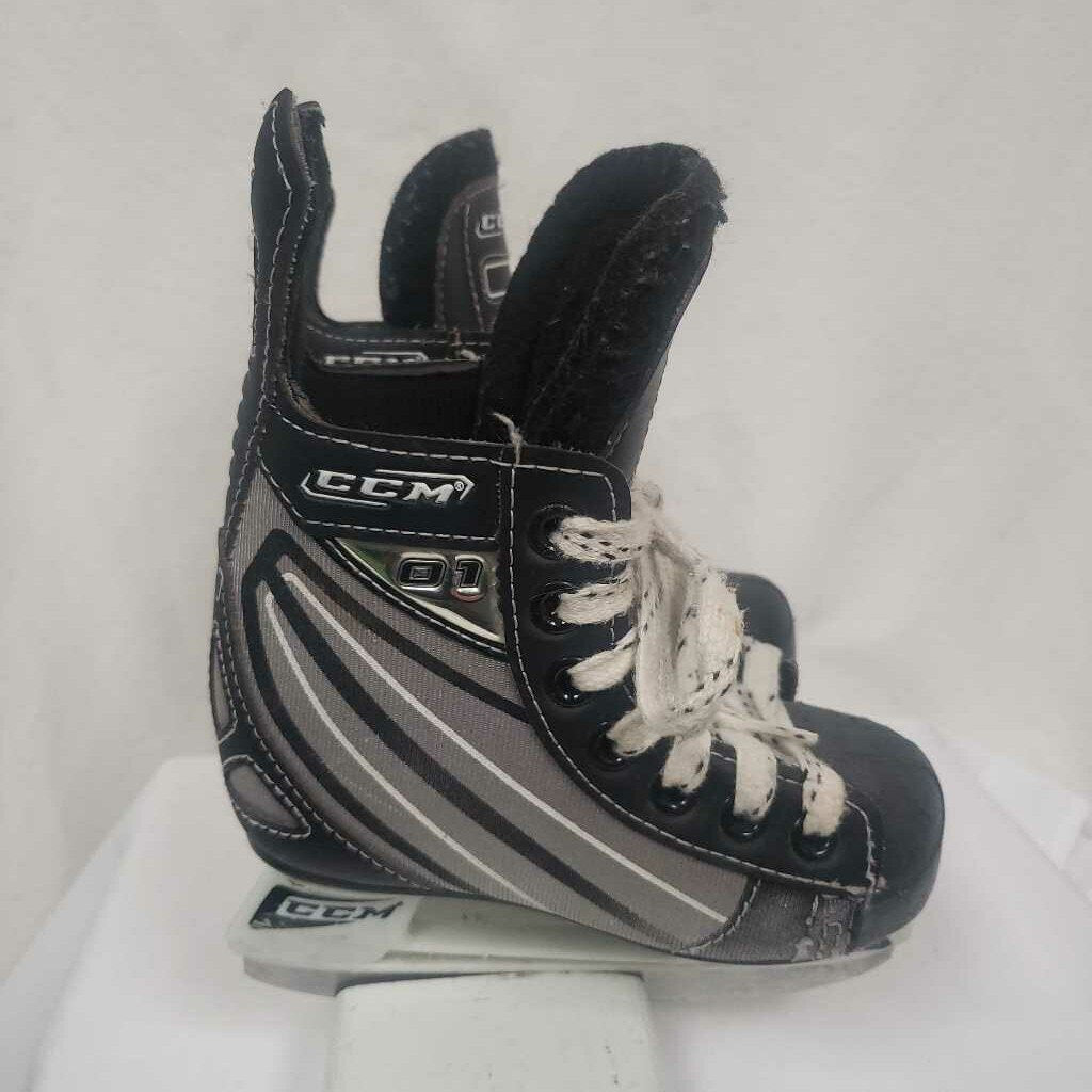 CCM 01 Hockey Skates Size Youth 9