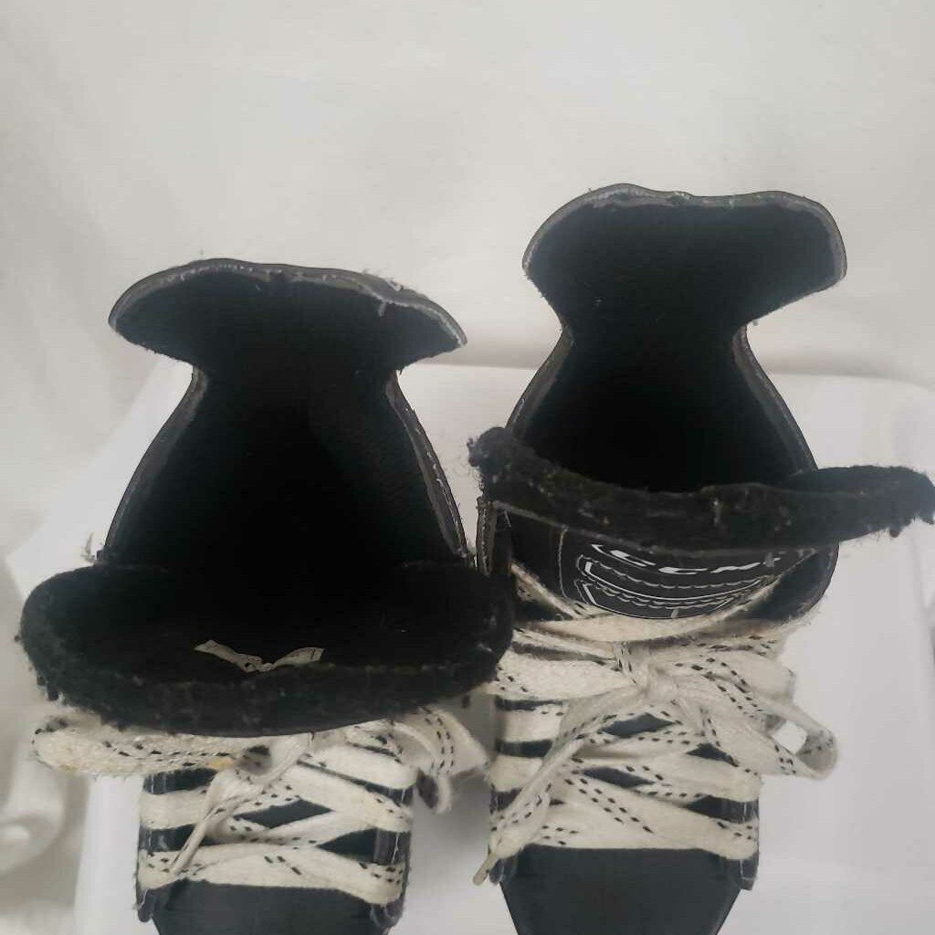 CCM 01 Hockey Skates Size Youth 9