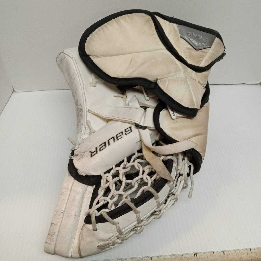 Bauer One.7 Goalie Gove Trapper(Fits Left Hand) White/Black Size Junior